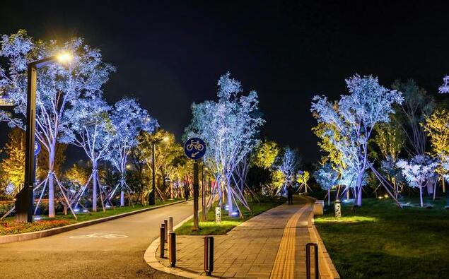 1678699101182038.jpg 亮化工程材料選擇:如何選擇合適的燈光設(shè)備?