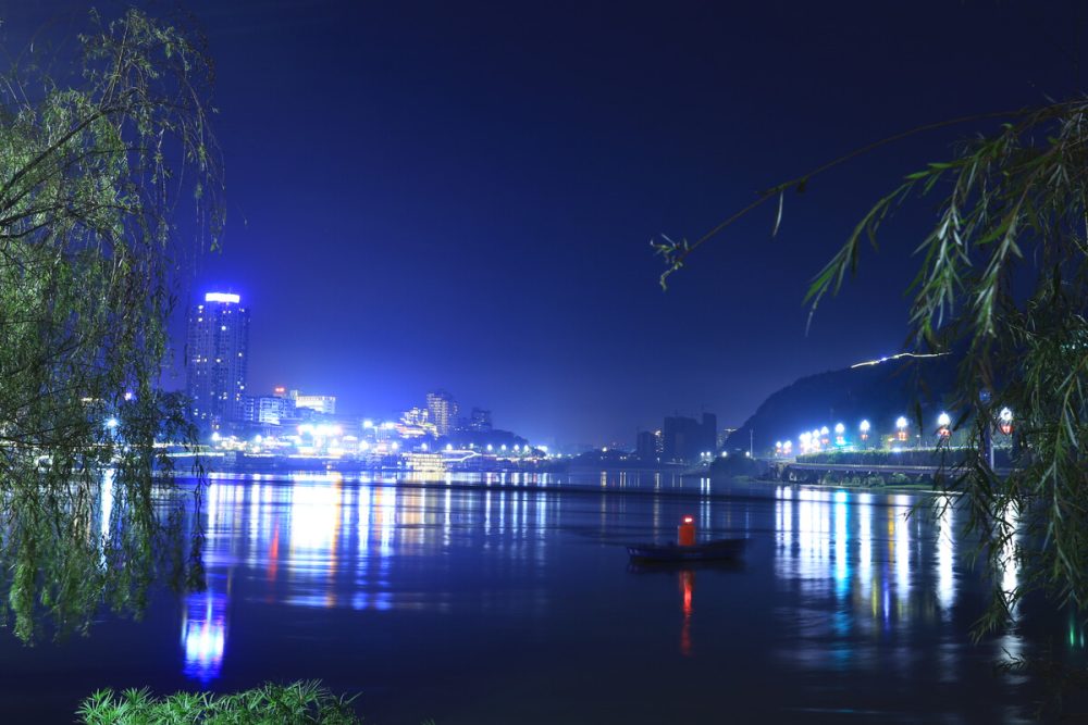 10.4.jpg 亮化工程的好處